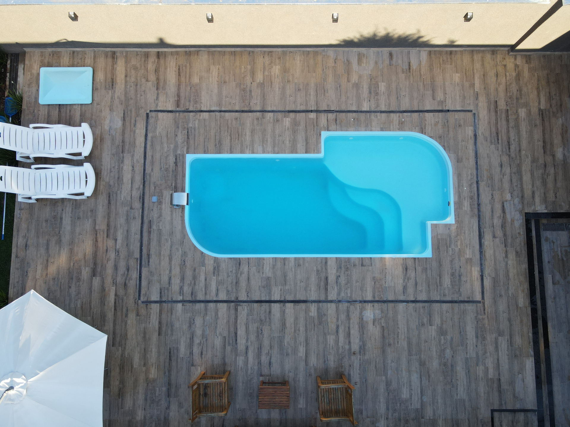 Vista aérea de piscina em área de lazer