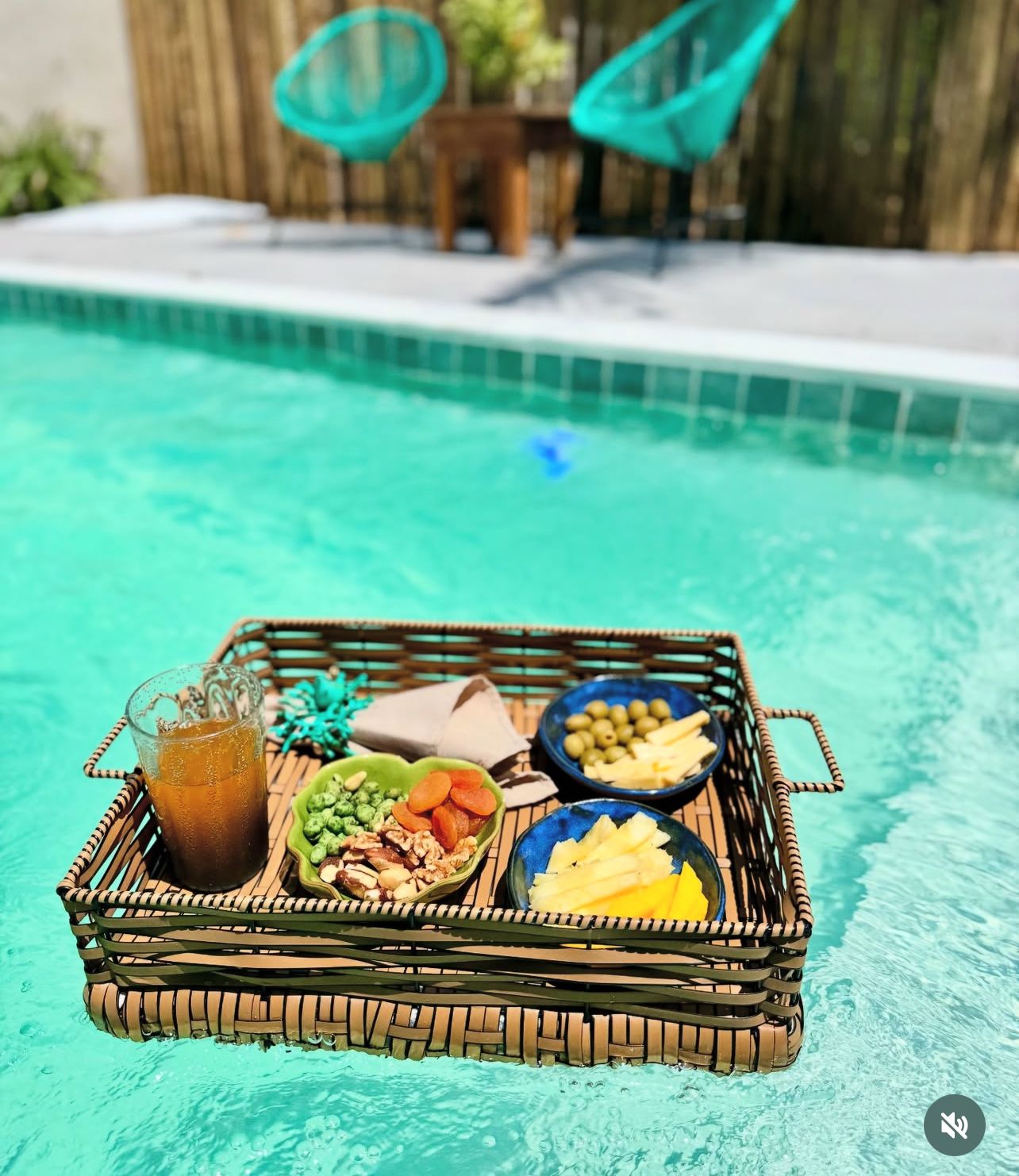 Bandeja flutuante com petiscos sobre piscina em ambiente de lazer