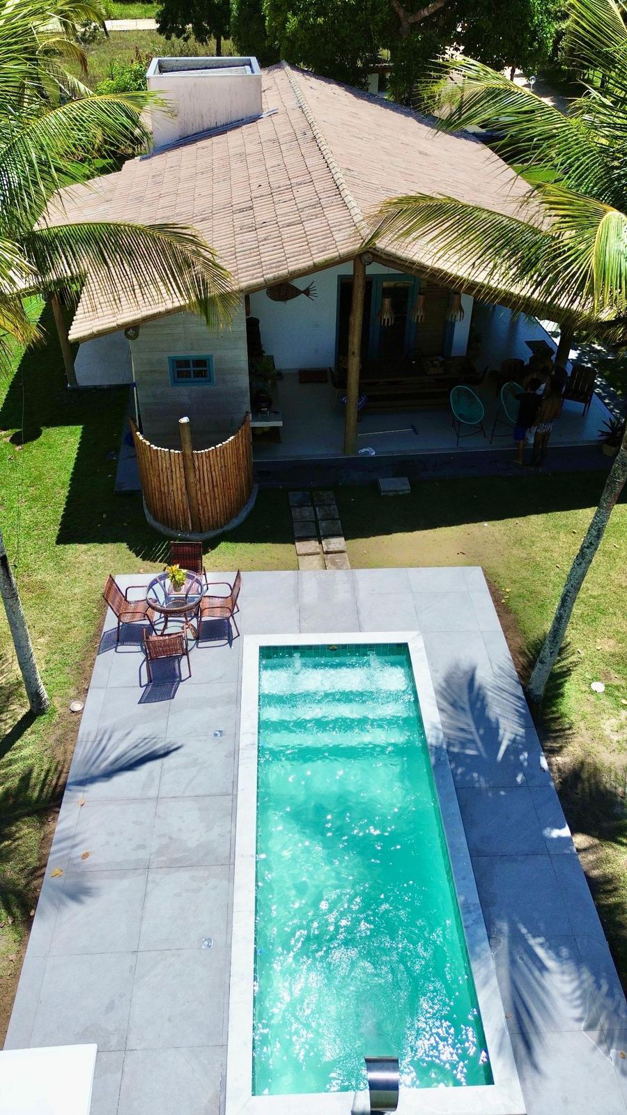 Vista aérea de casa de praia com piscina retangular e deck
