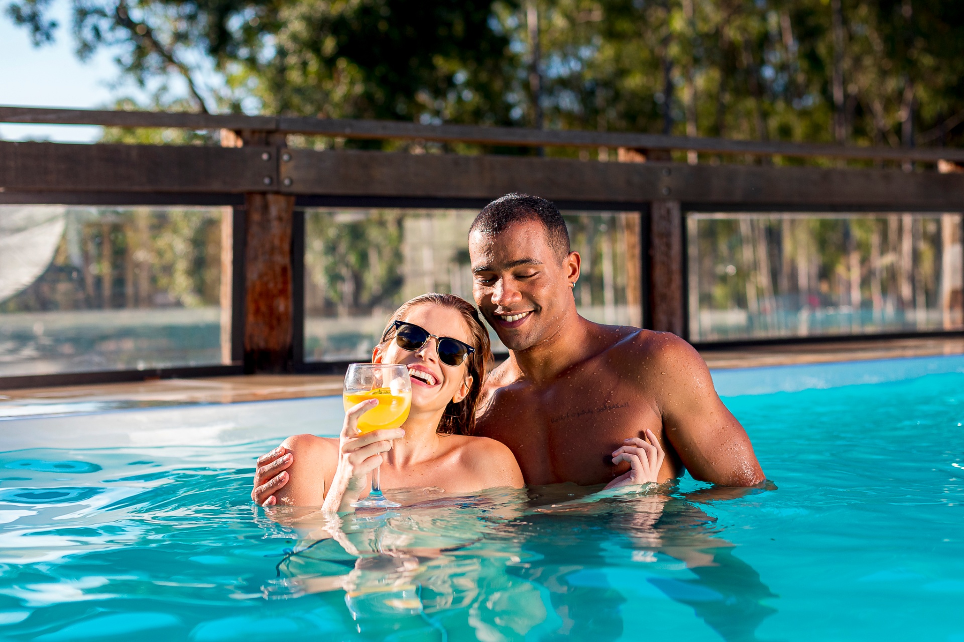 Casal aproveitando piscina Solário com drink